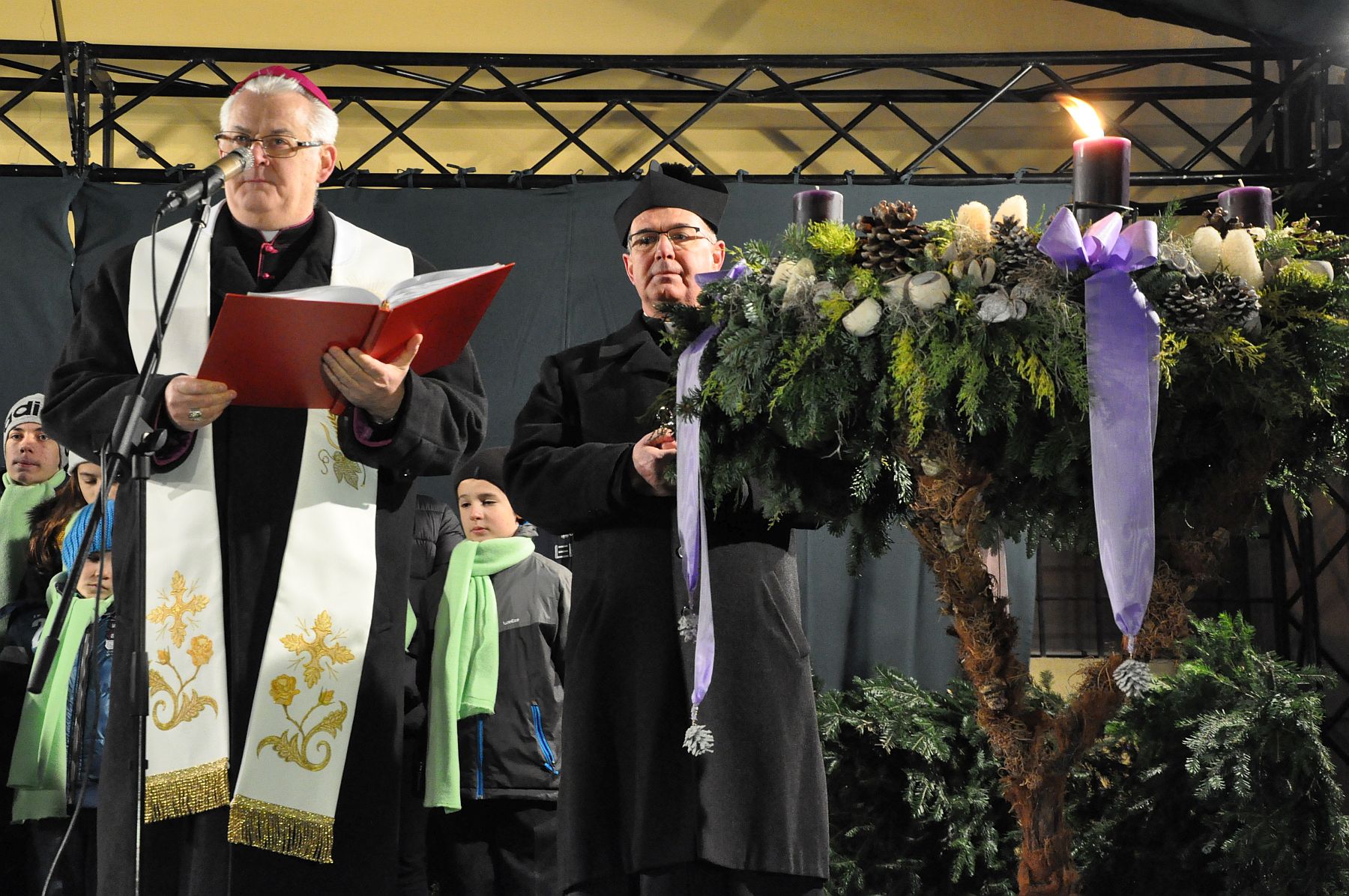 Fellobbant az első adventi gyertya lángja a Püspöki Palota udvarán